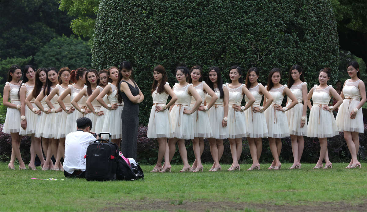 图片[2]-踏青公园街拍系列No.1091 节日就是要美女盛装齐聚图个喜庆-日更街拍