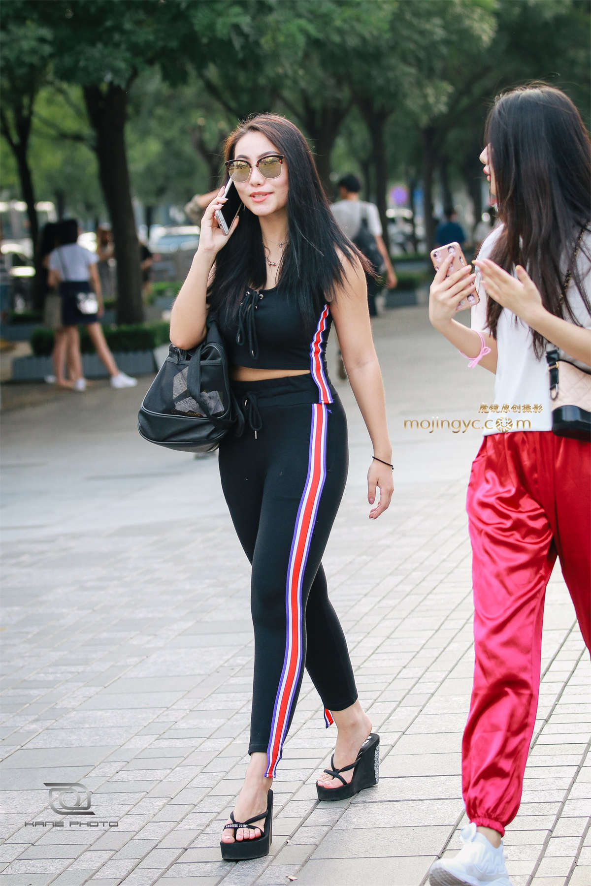 难得的丰满肥臀美女-日更街拍