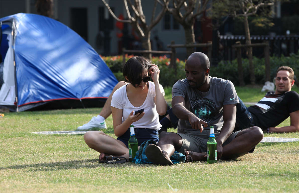 图片[2]-踏青公园街拍系列No.1284 敢和黑人谈恋爱的女孩，一双玉足会不会有过人之处-日更街拍