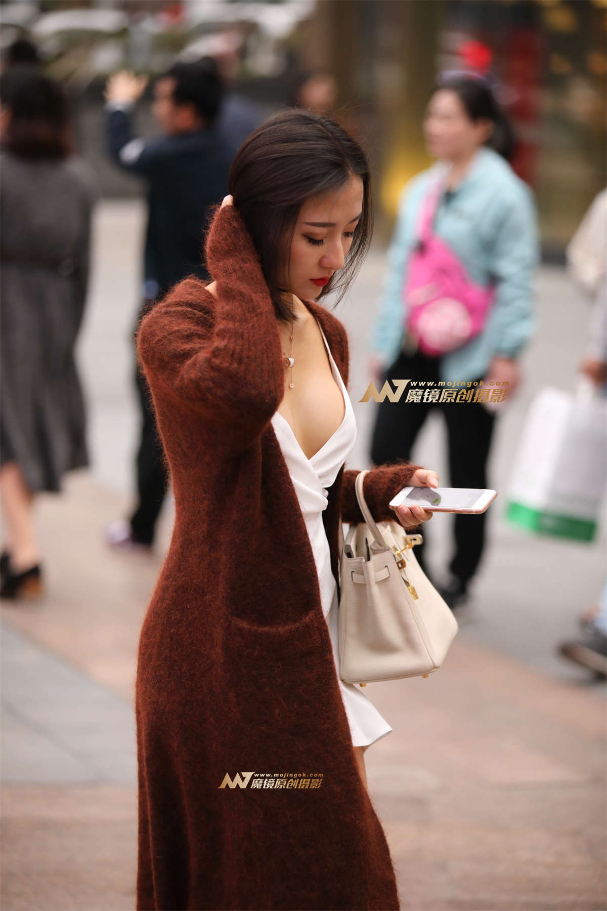 超低胸连衣裙的魅力插图1