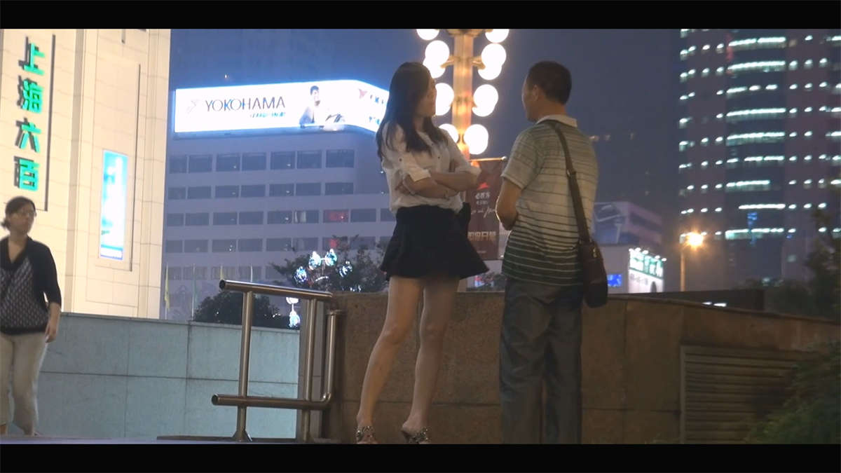 夜幕下的一双修长美腿-日更街拍