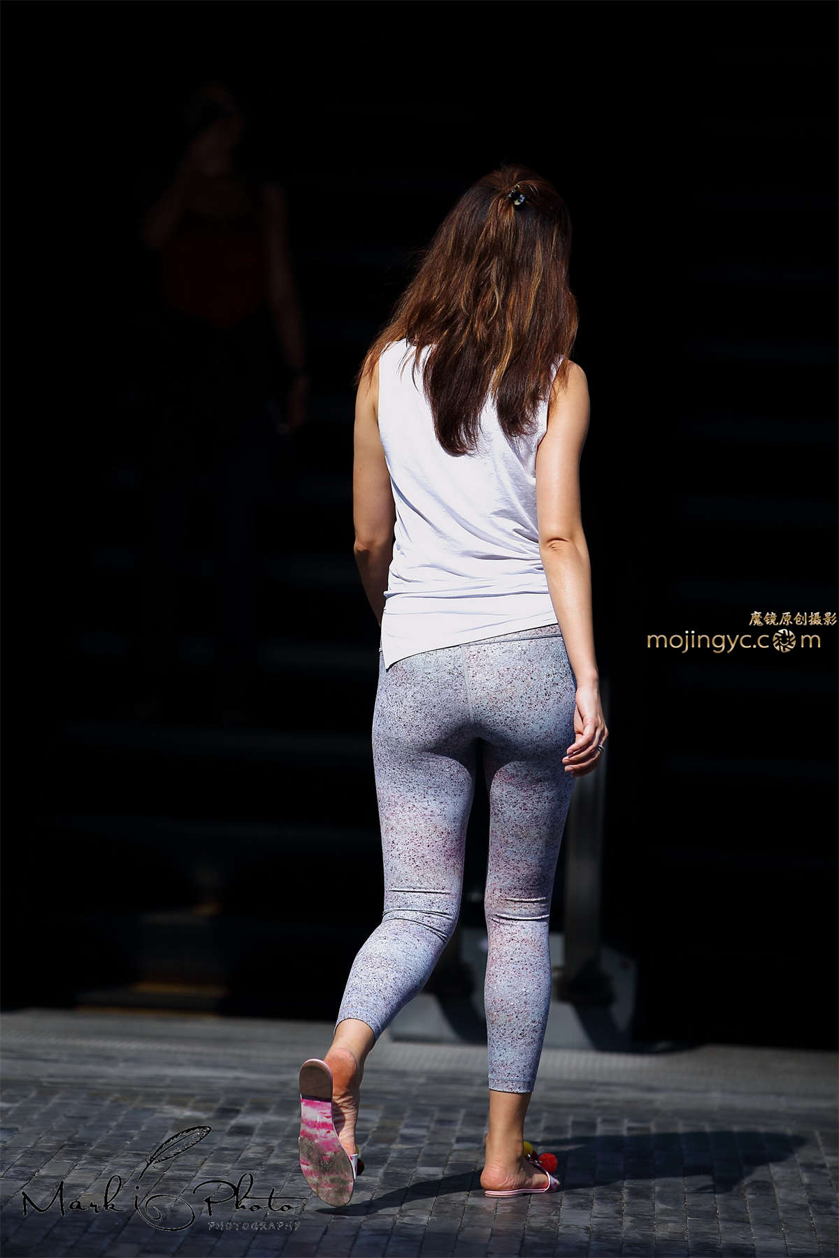 图片[2]-白衣灰色紧身裤-日更街拍