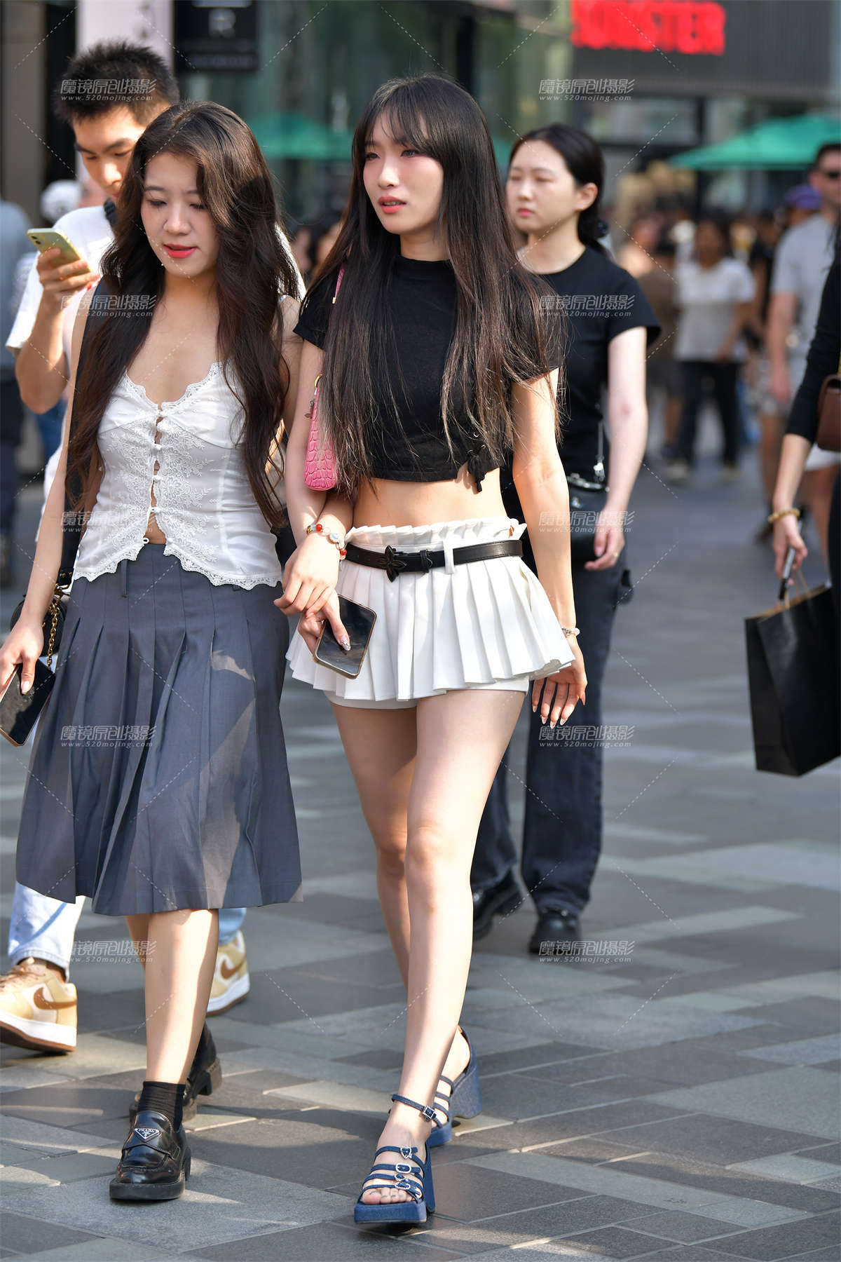 ★白皙长腿热裤美女-日更街拍