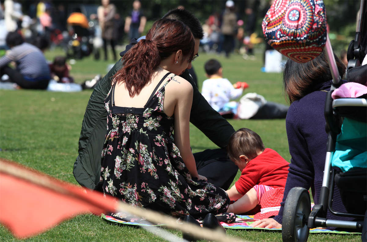 图片[2]-踏青公园街拍系列No.1092 花裙少妇-日更街拍