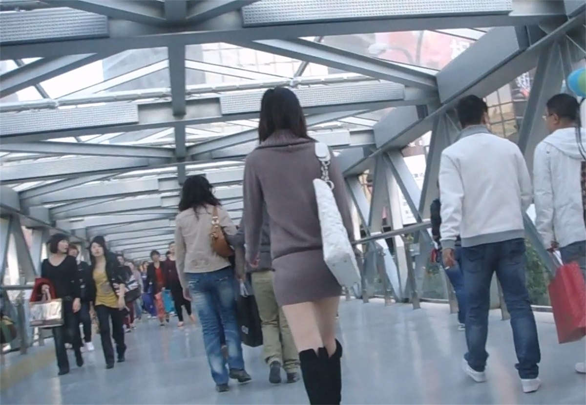 街拍一个嫩白美腿少女-日更街拍
