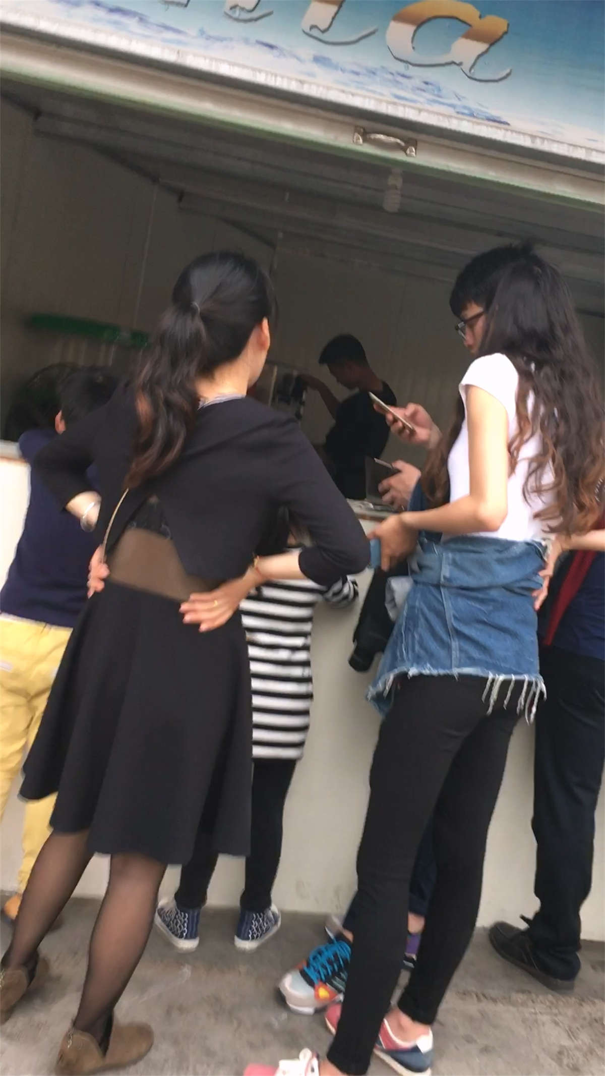 图片[2]-游乐场里170的黑色紧身裤大美女-日更街拍