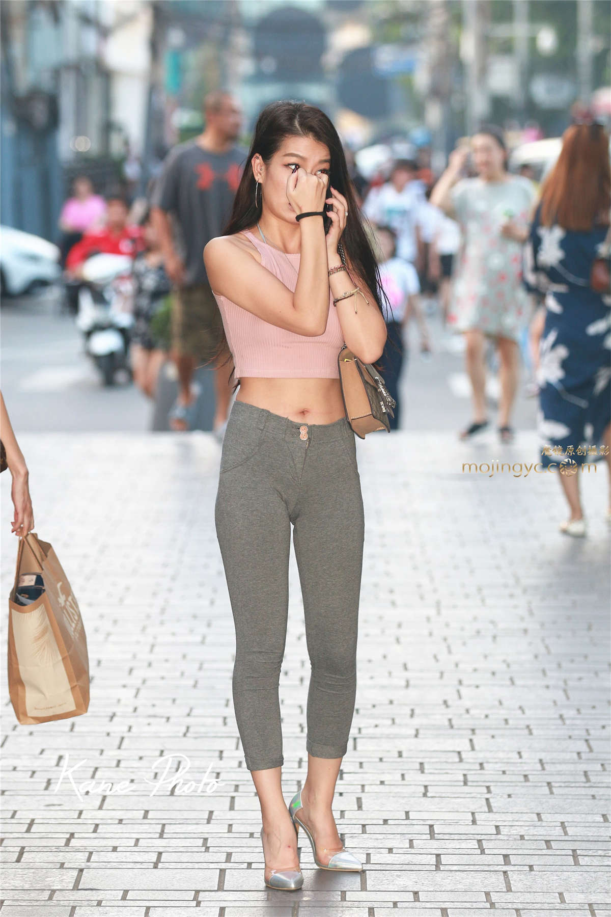 难得一见的七分紧身铅笔裤-日更街拍