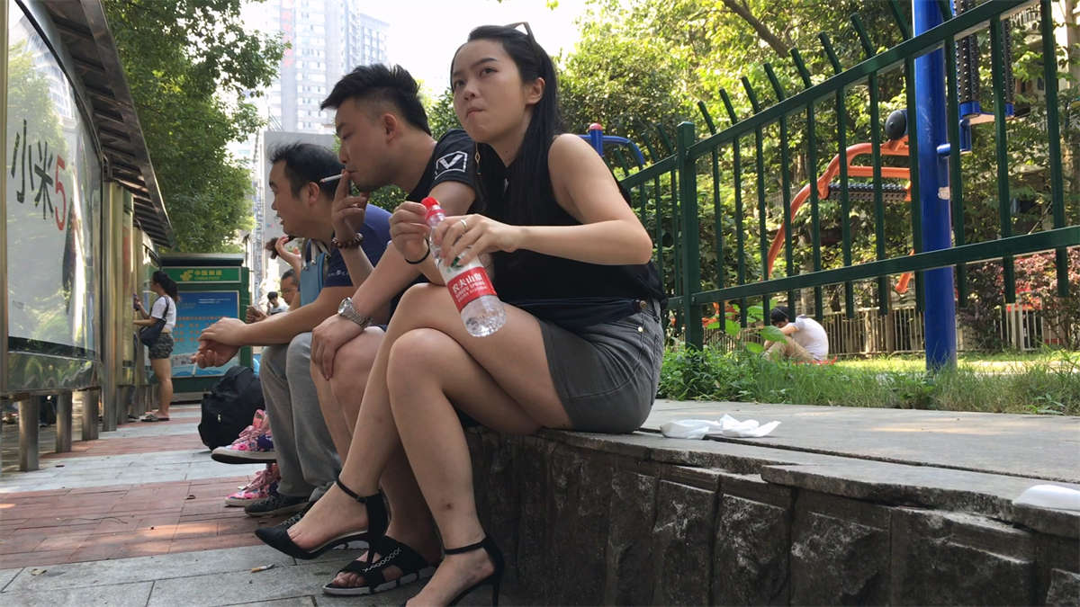 图片[2]-街拍牛仔包臀短裙白腿高跟少妇-日更街拍