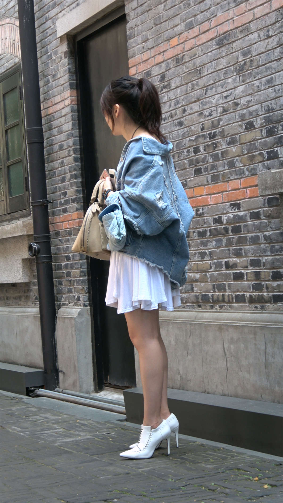 图片[2]-白色连衣裙性感街拍高跟美女-日更街拍