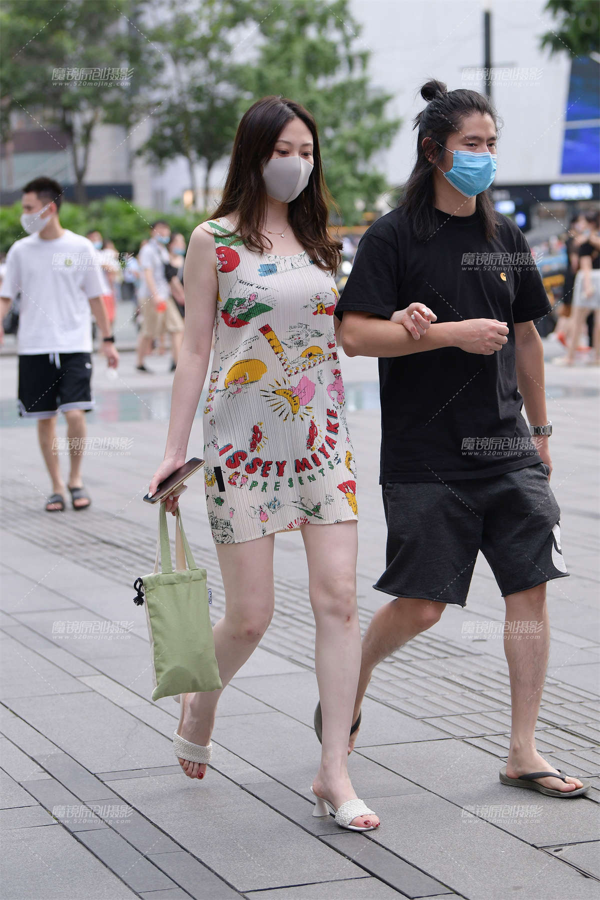 白皙美腿女友-日更街拍