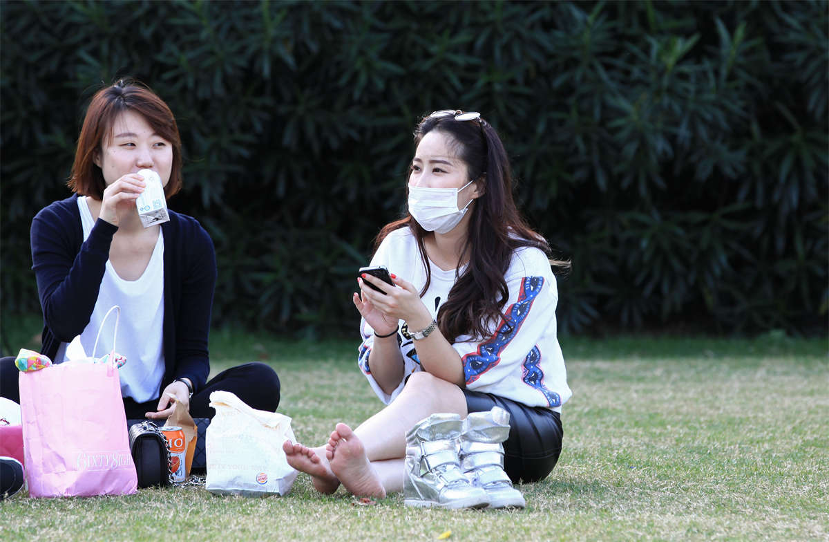 图片[2]-踏青公园街拍系列No.1093 草地上两闺蜜展示修长白N的长腿 第1套-日更街拍