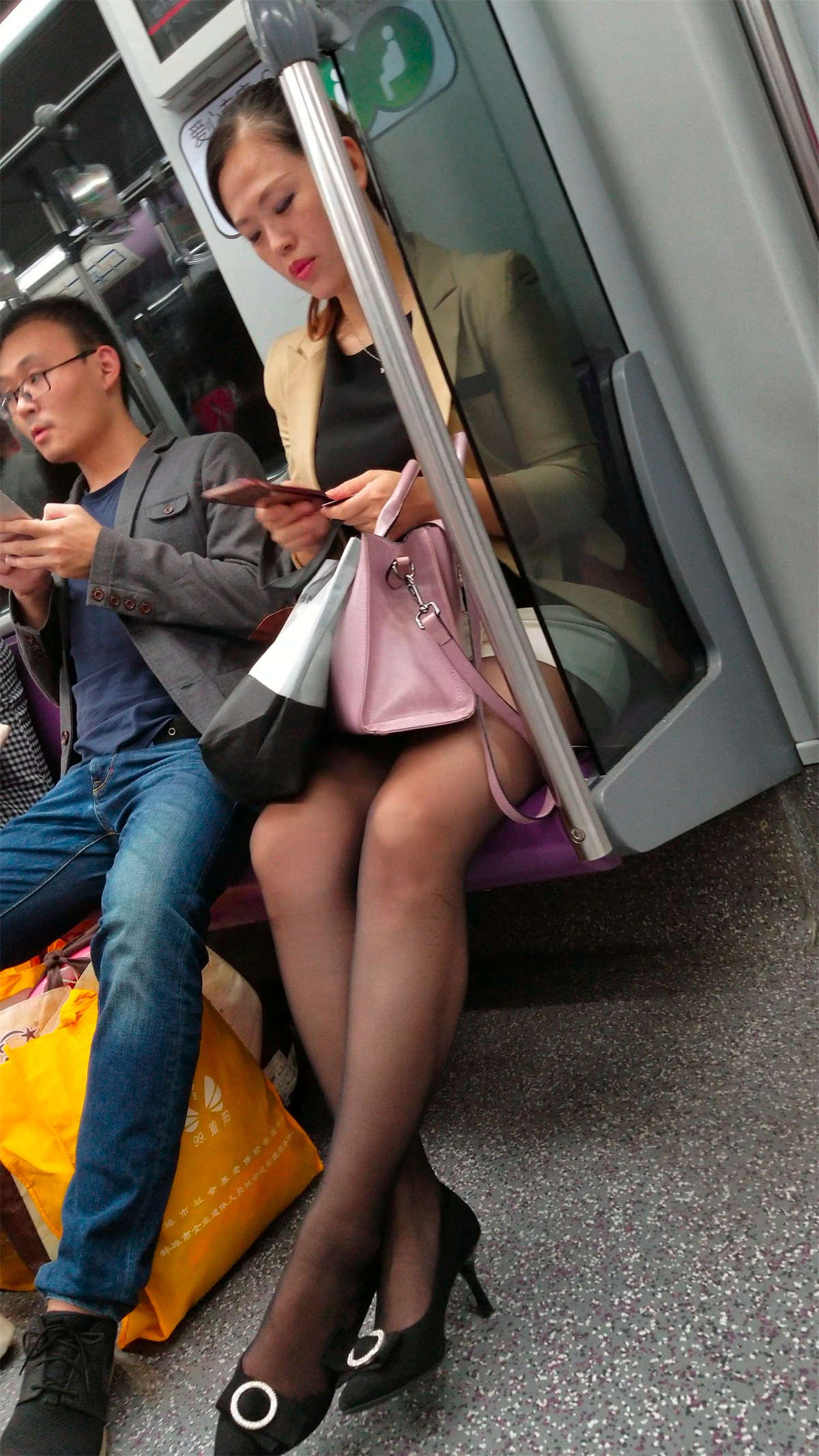 图片[2]-地铁上的韵味黑丝美女在打电话-日更街拍