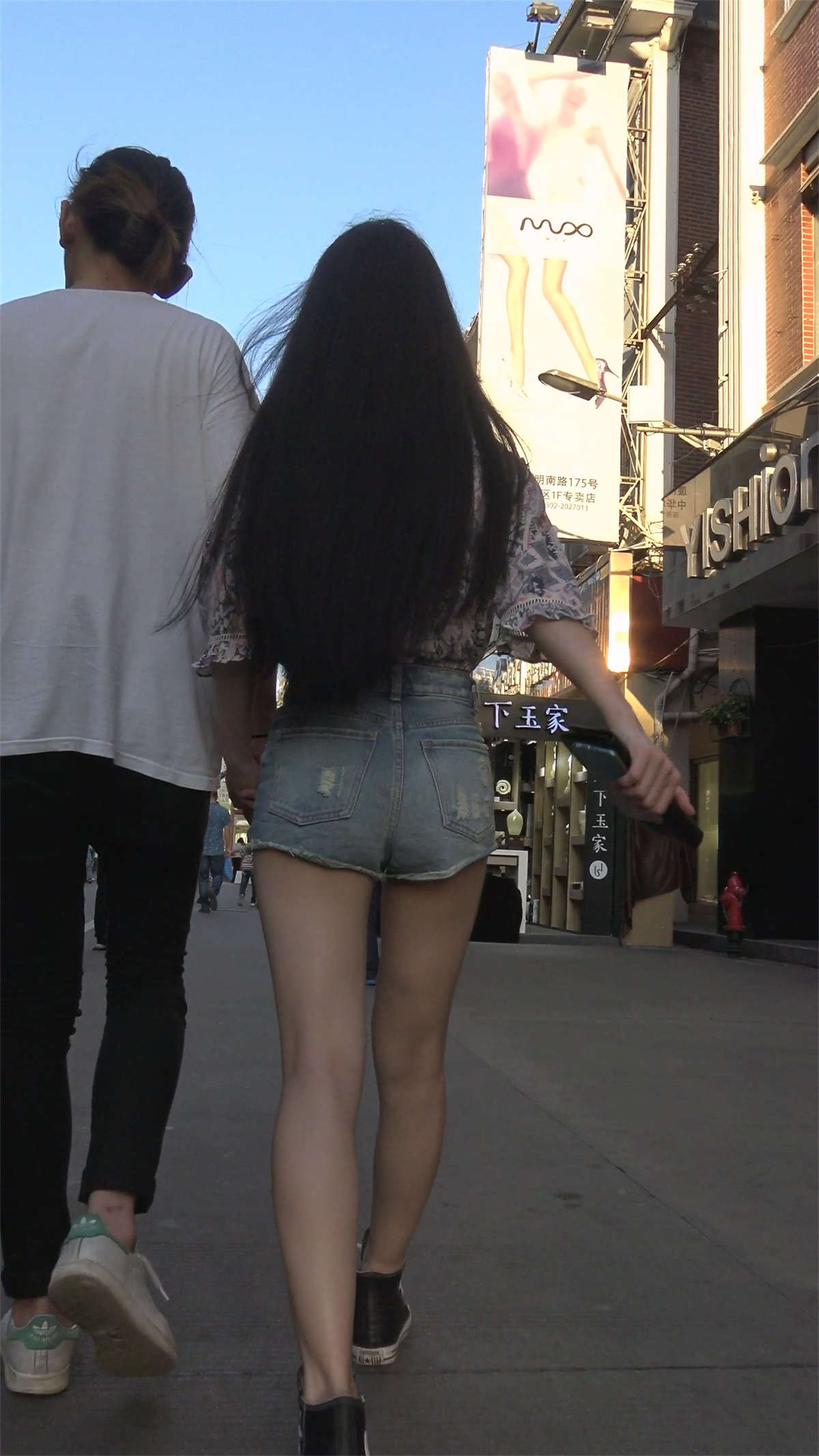 图片[2]-极品嫩腿热裤美女-日更街拍