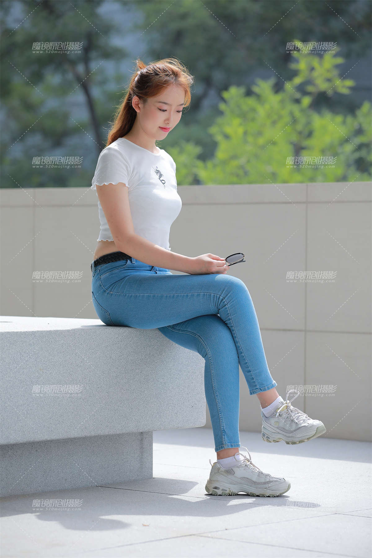 【玻璃街拍】蓝色牛仔裤小妹-日更街拍