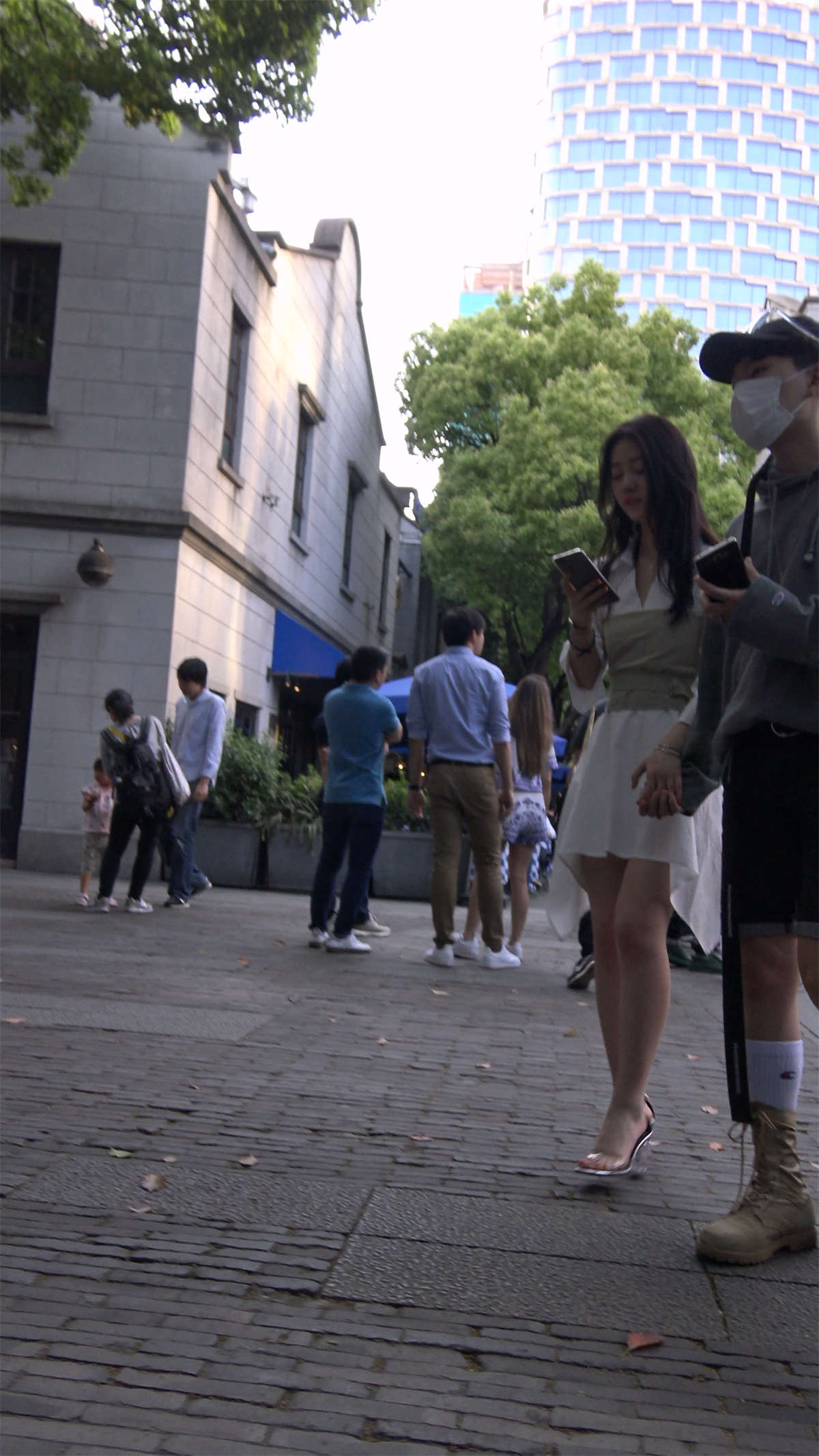 图片[2]-白色连衣裙性感凉高跟街拍美女-日更街拍