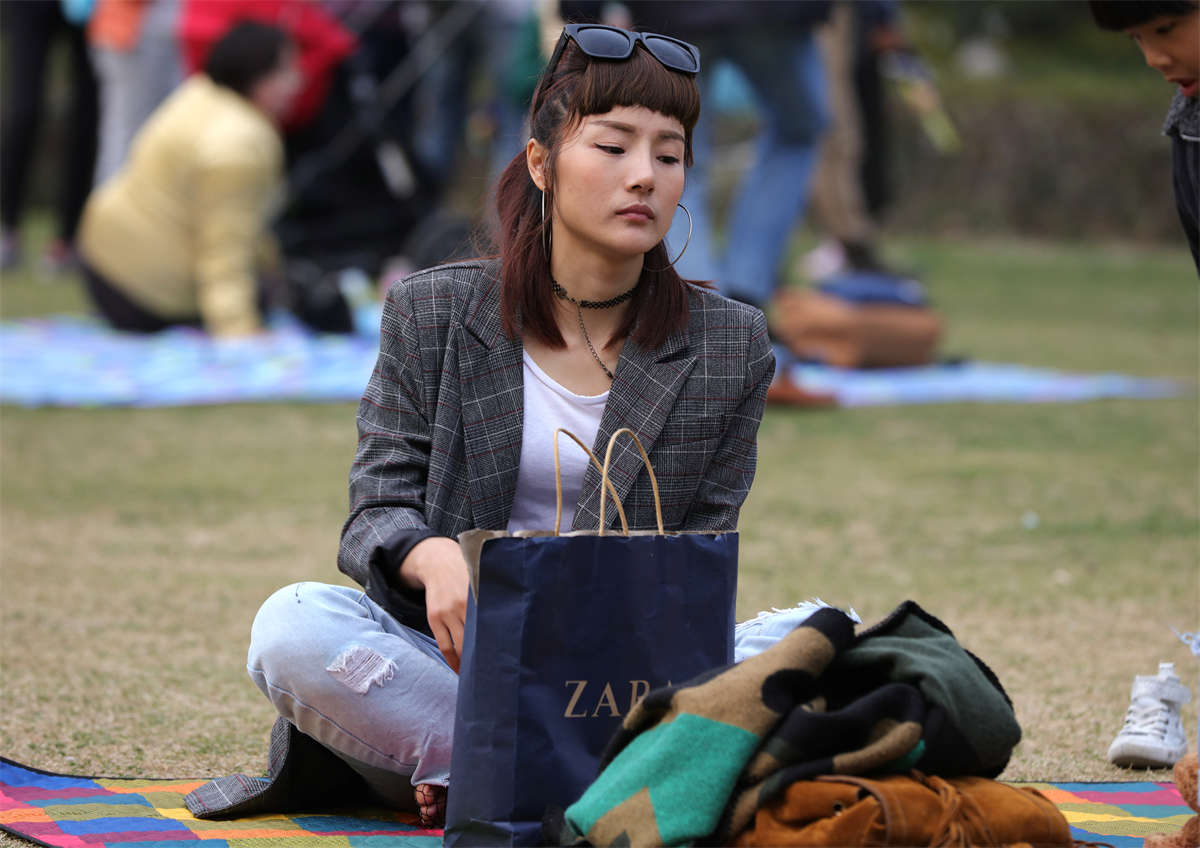 图片[2]-踏青公园街拍系列No.1286 春天是个神奇的季节，失传多年的渔网袜也出现了-日更街拍