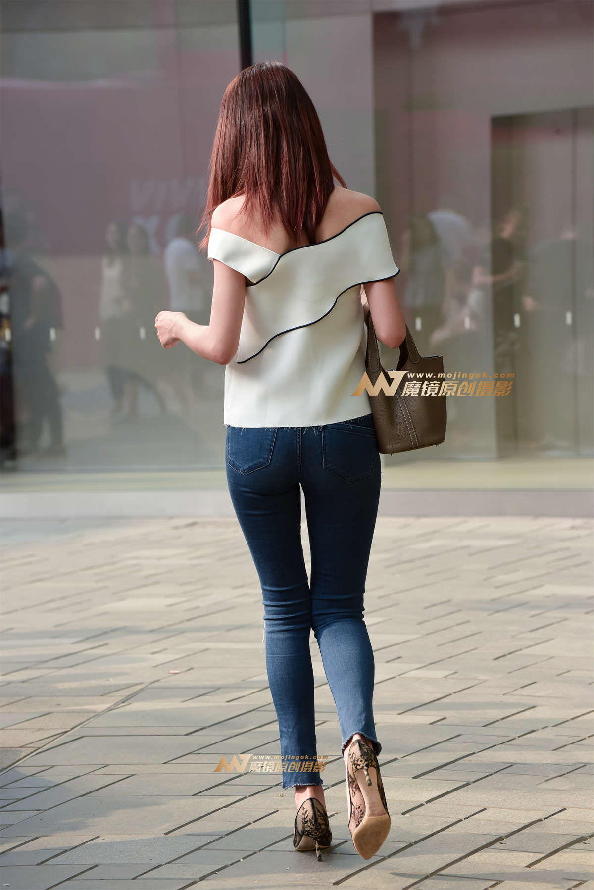 紧身仔裤女郎（背影）-日更街拍