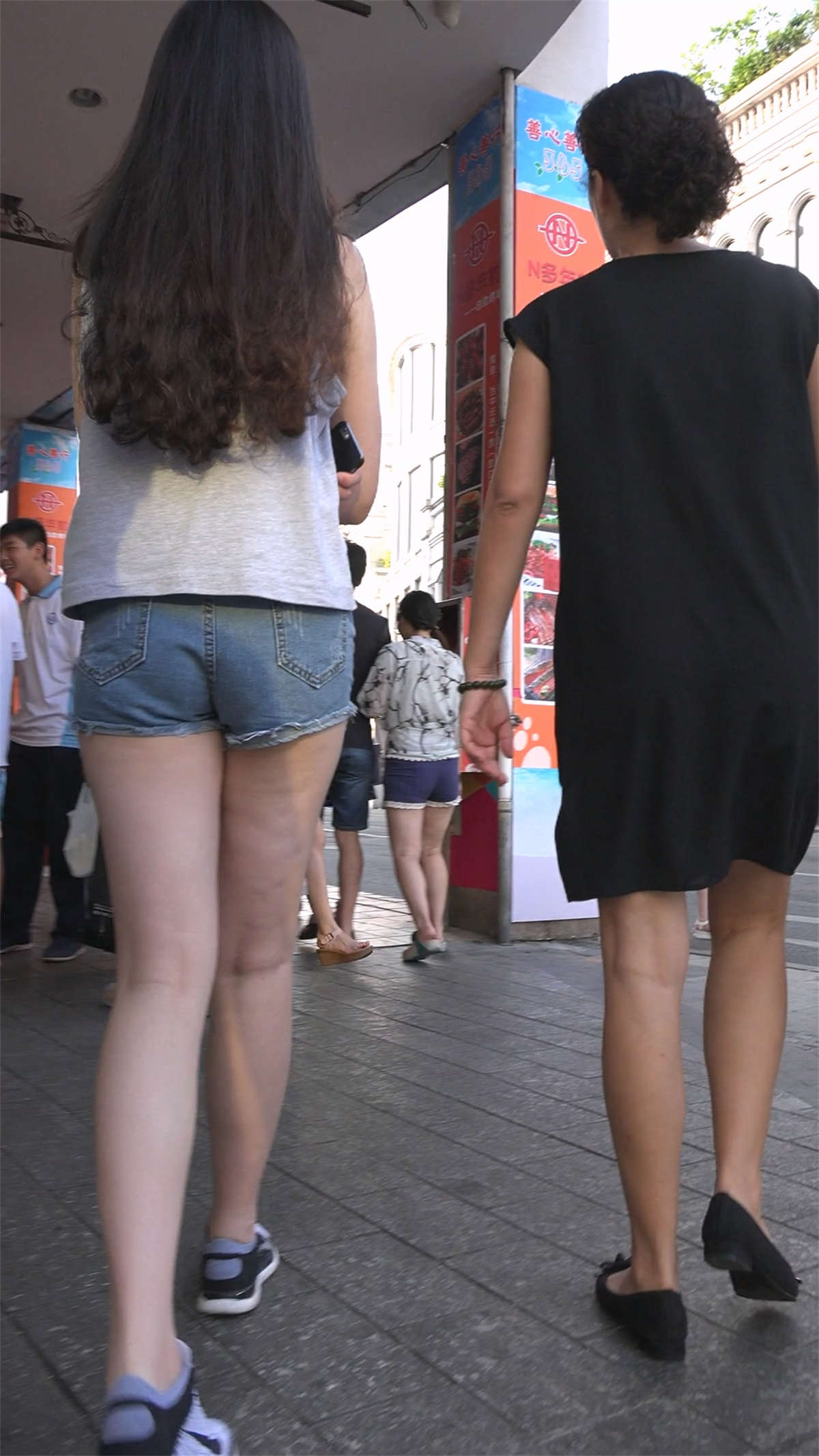 图片[2]-热裤美腿母女两-日更街拍