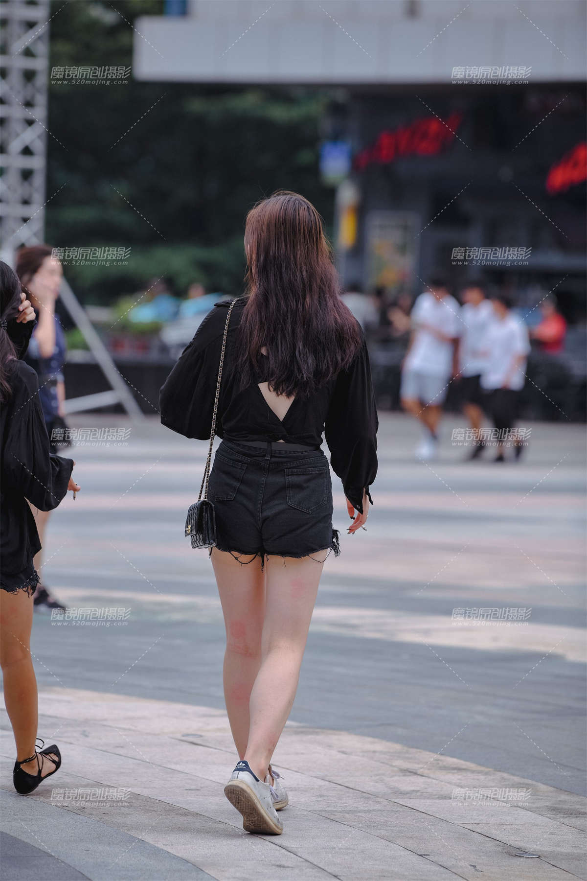 图片[2]-热裤长腿美女-日更街拍