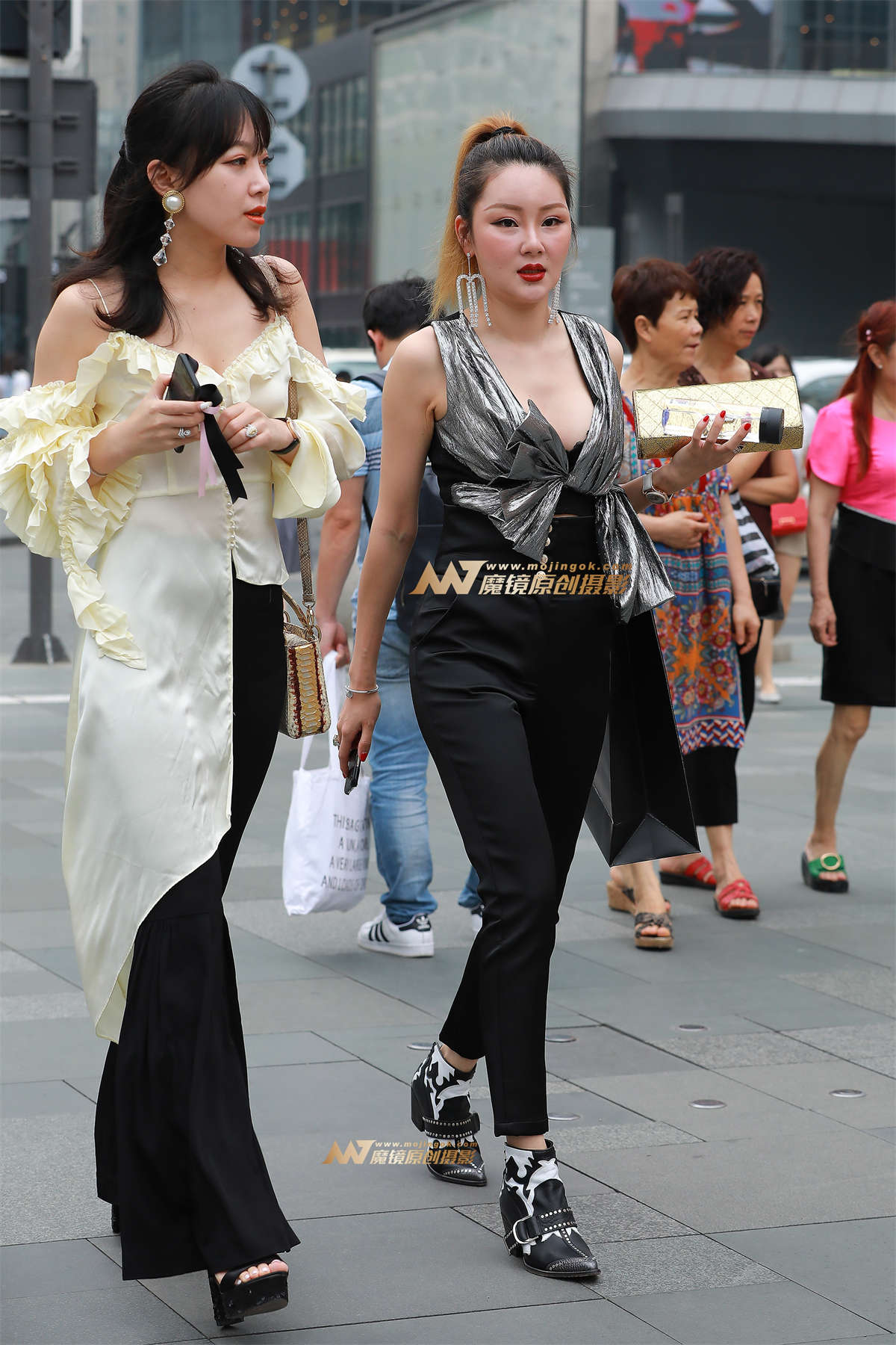 【视觉冲击赛贴】美少妇，俩闺蜜-日更街拍