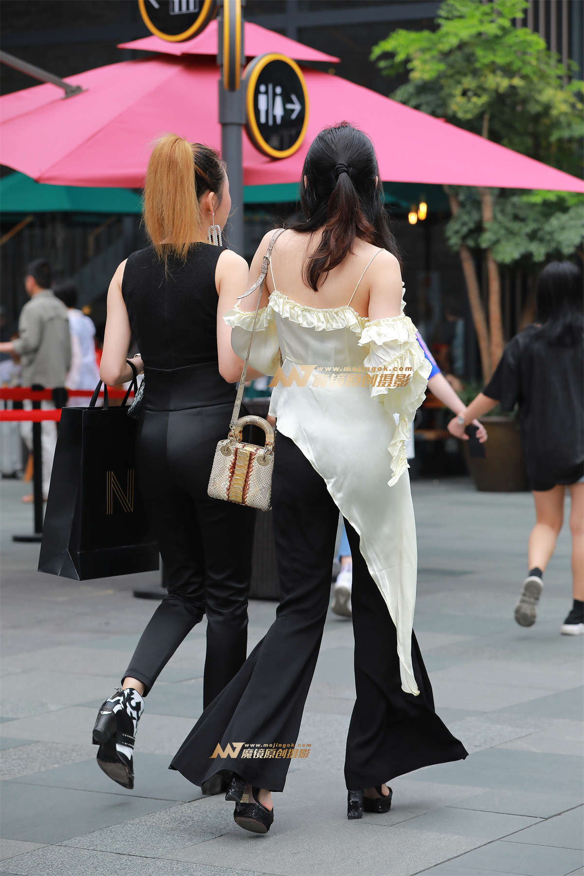 图片[2]-【视觉冲击赛贴】美少妇，俩闺蜜-日更街拍