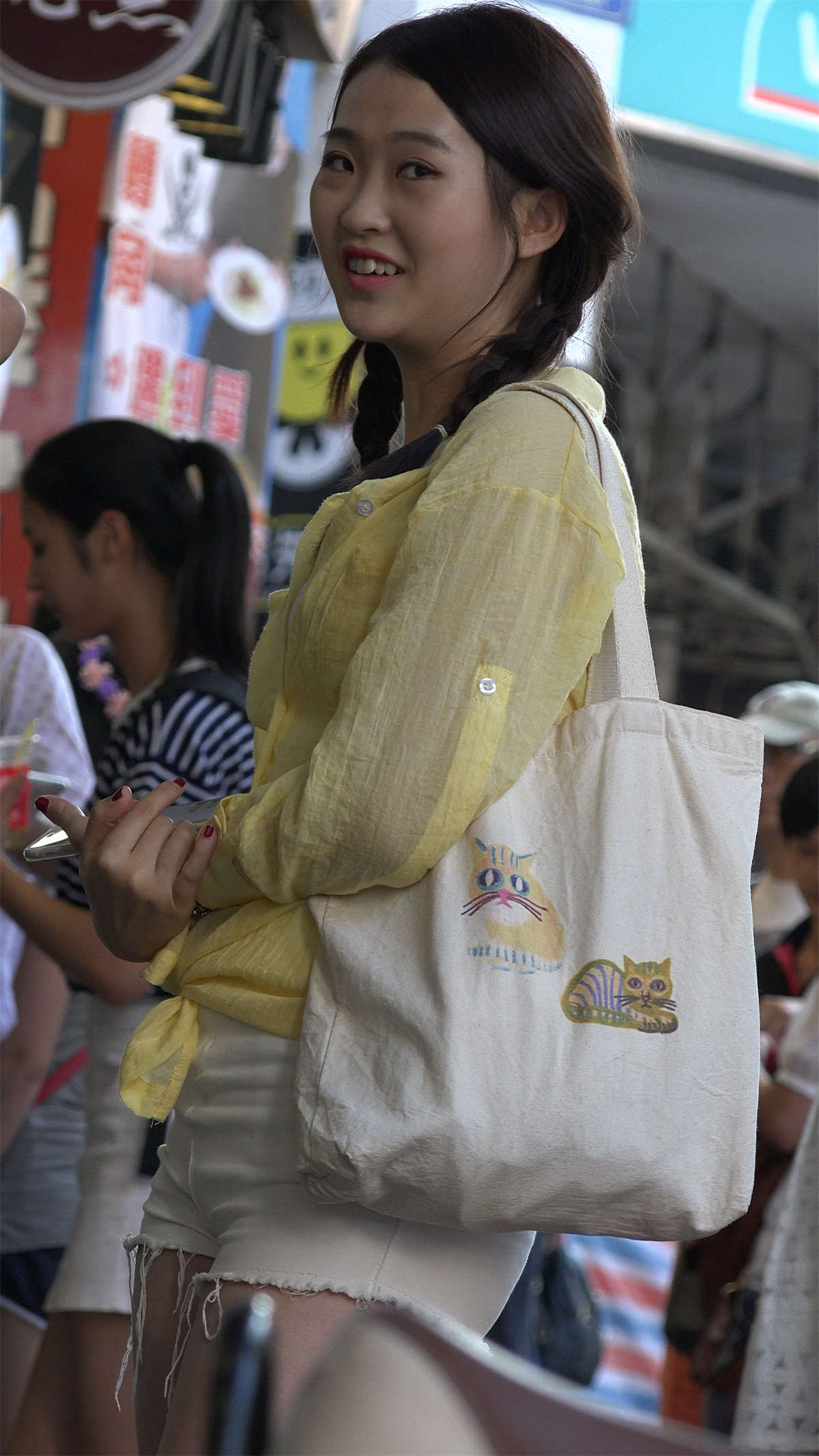 不是一般清纯可人的热裤妹子-日更街拍
