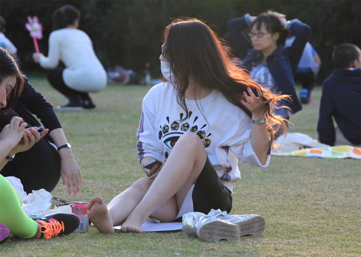 图片[2]-踏青公园街拍系列No.1094 草地上两闺蜜展示修长白N的长腿 第2套-日更街拍