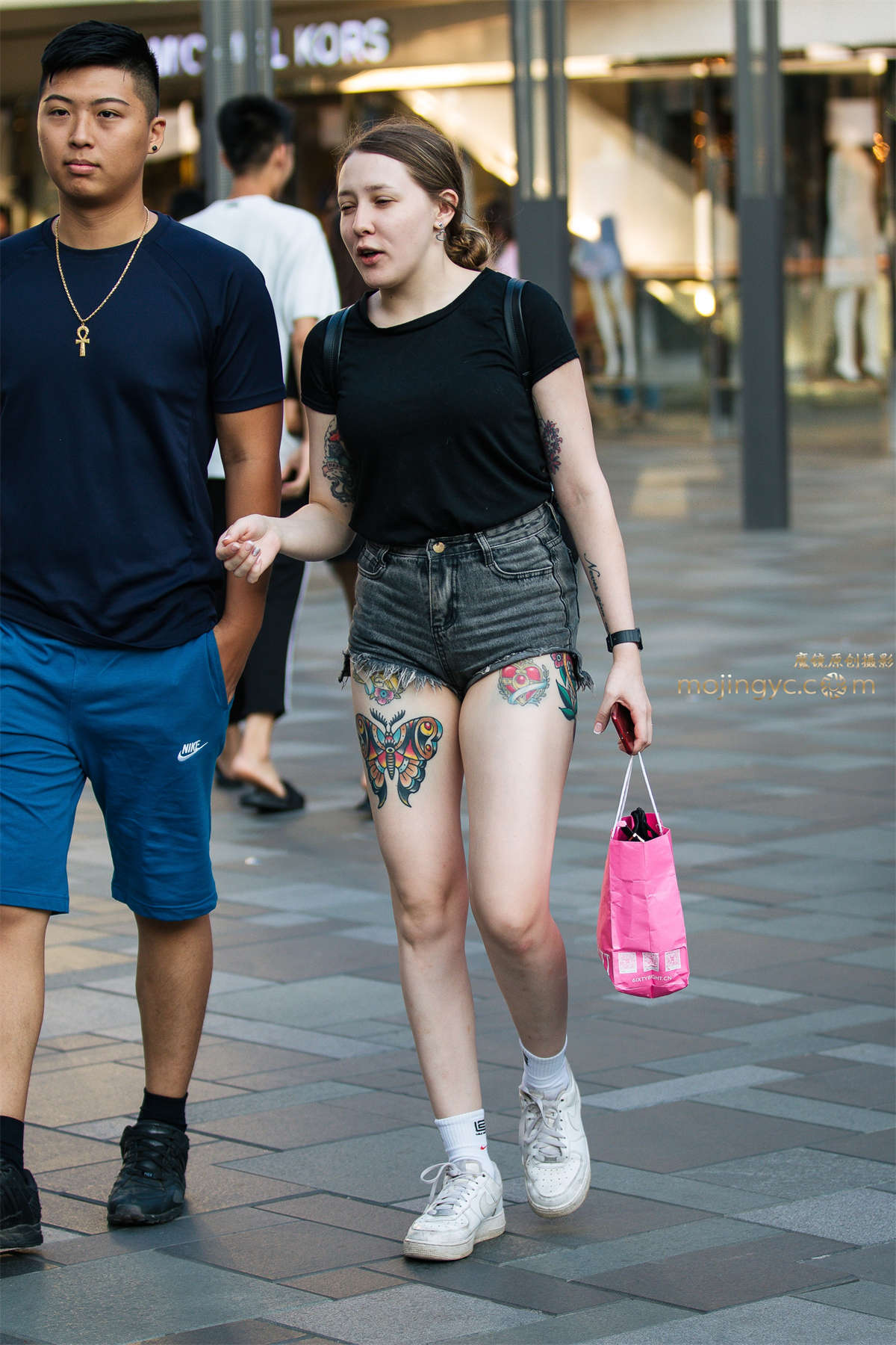 图片[2]-漂亮的蝴蝶纹身 这裤子也太短了吧-日更街拍