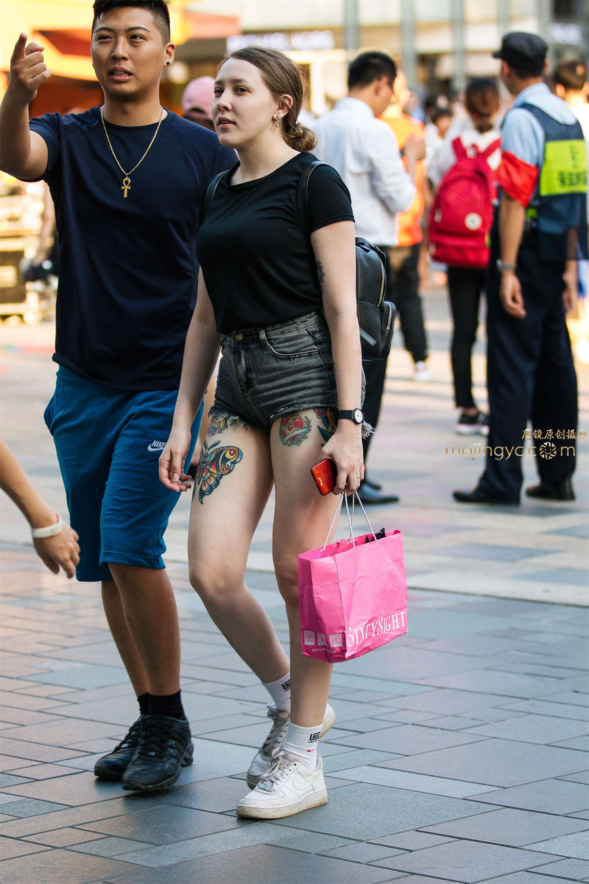 漂亮的蝴蝶纹身 这裤子也太短了吧-日更街拍