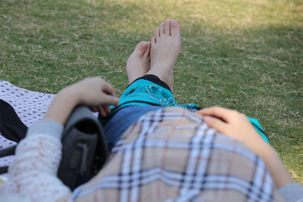 图片[2]-踏青公园街拍系列No.1287 极品两平添闺蜜大白脚太诱人 第3套-日更街拍