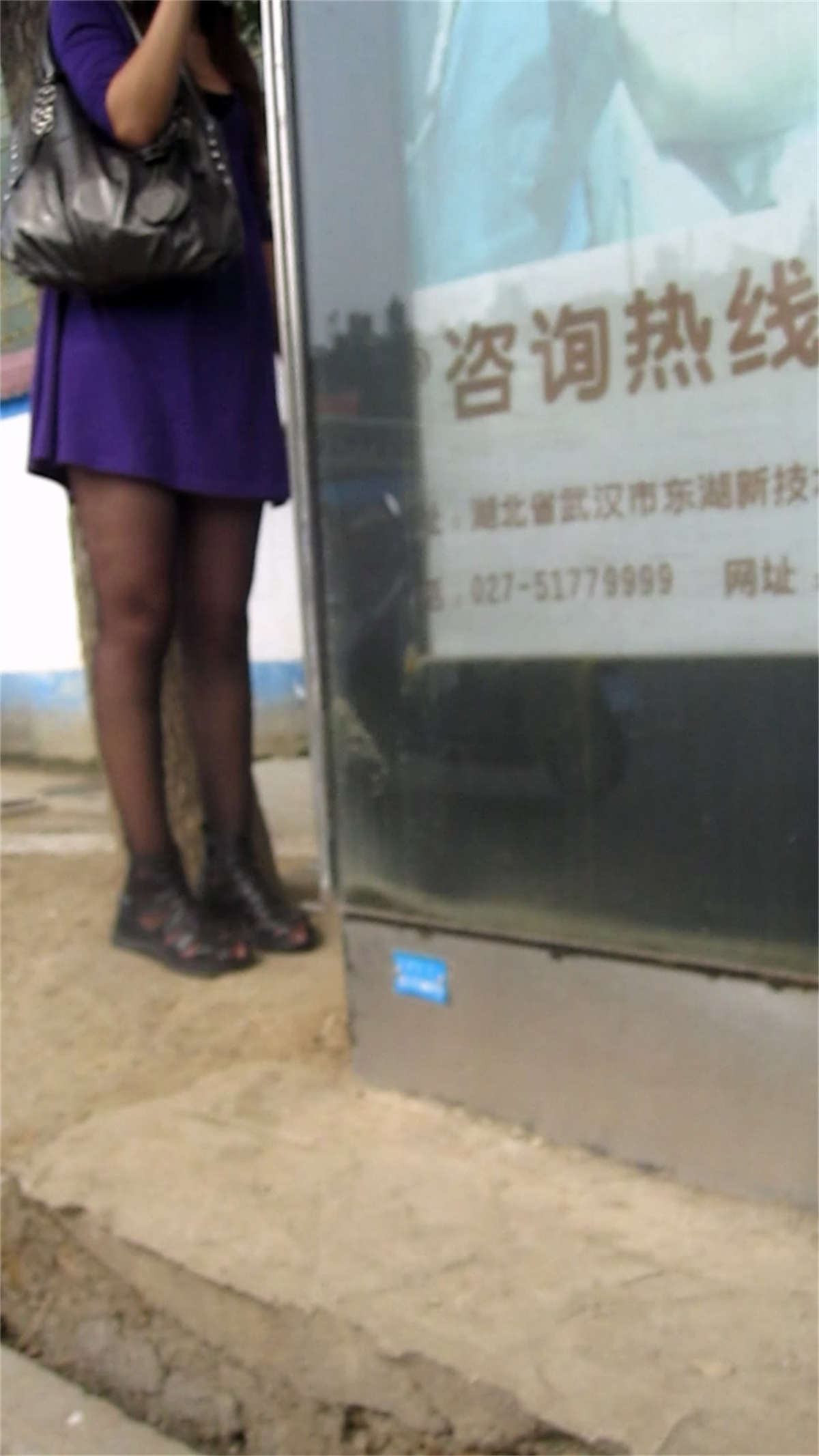 图片[2]-街边等公车的黑丝MM-日更街拍