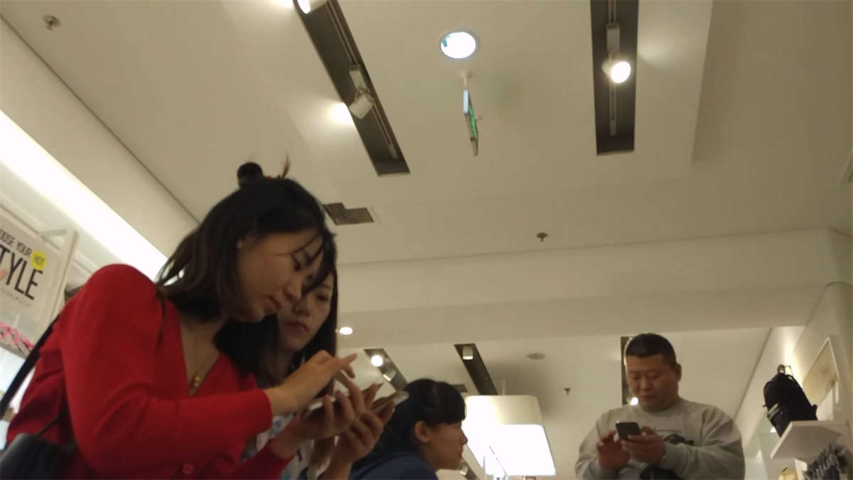 图片[2]-等闺蜜买鞋的短丝挑鞋美女-日更街拍