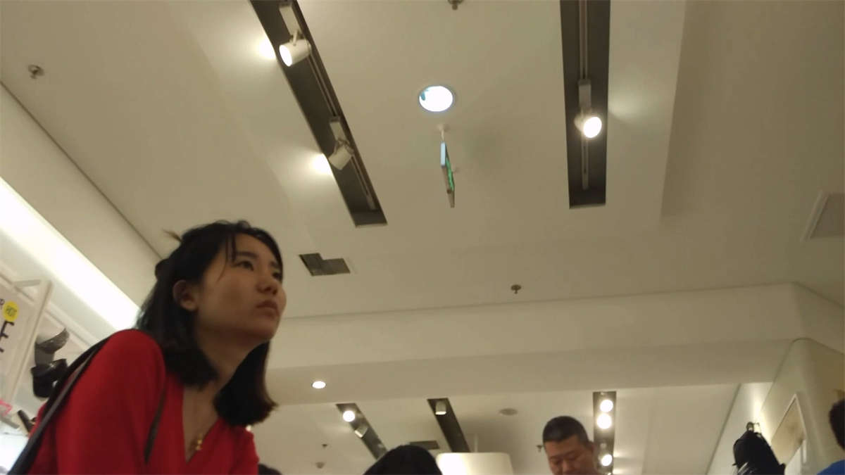 等闺蜜买鞋的短丝挑鞋美女-日更街拍