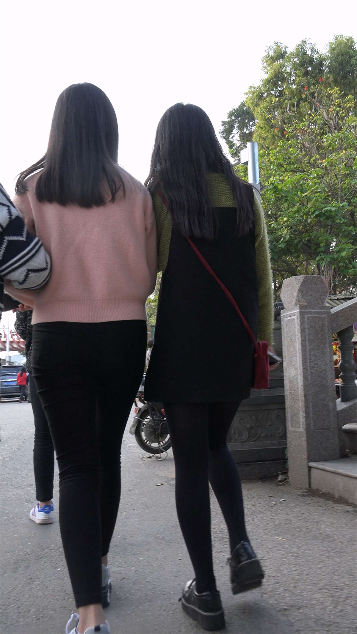 粉色毛衣紧身黑裤圆臀街拍小妹-日更街拍