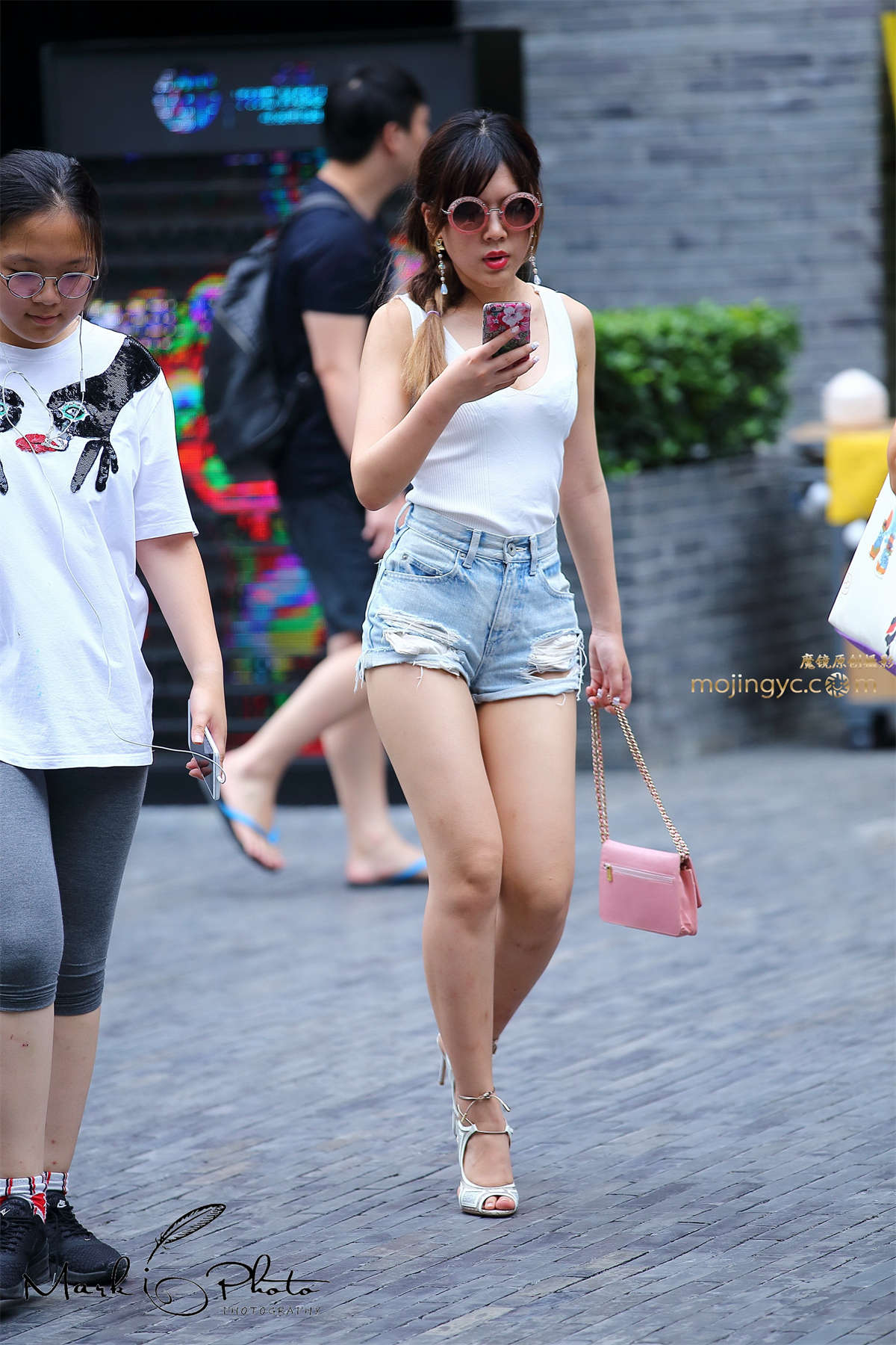 图片[2]-戴墨镜的白色小背心美臀热裤-日更街拍