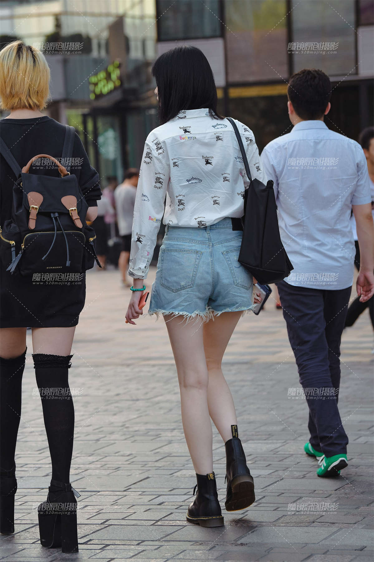 图片[2]-热裤长腿美女-日更街拍