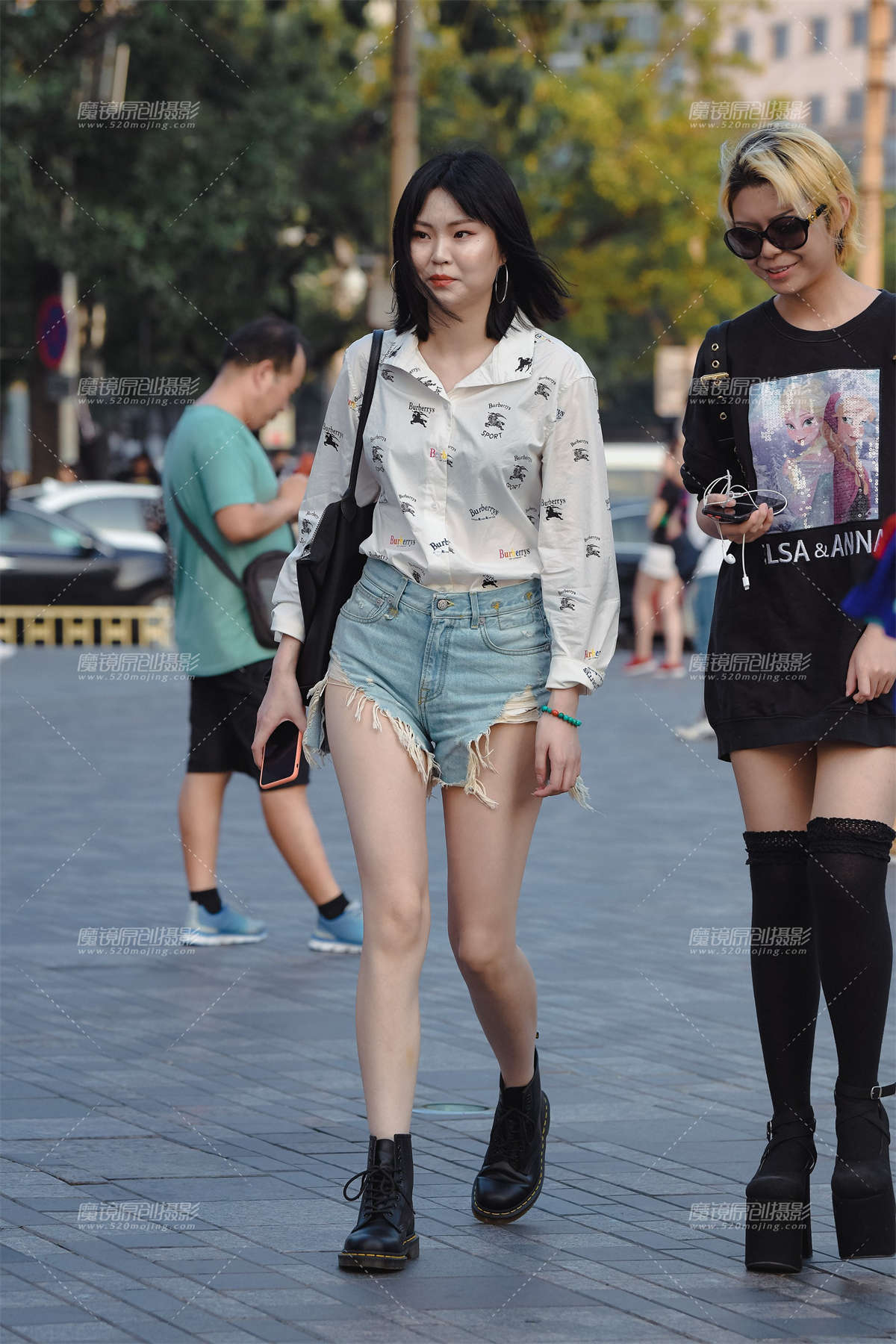 热裤长腿美女-日更街拍