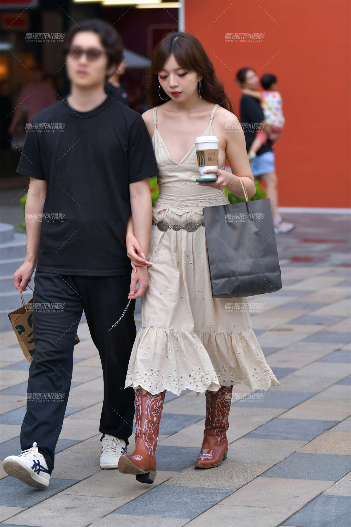 ★吊带裙养眼美女-日更街拍