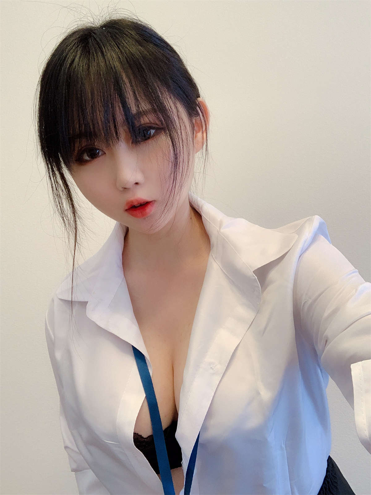 是依酱呀No.7 黑丝制服-日更街拍