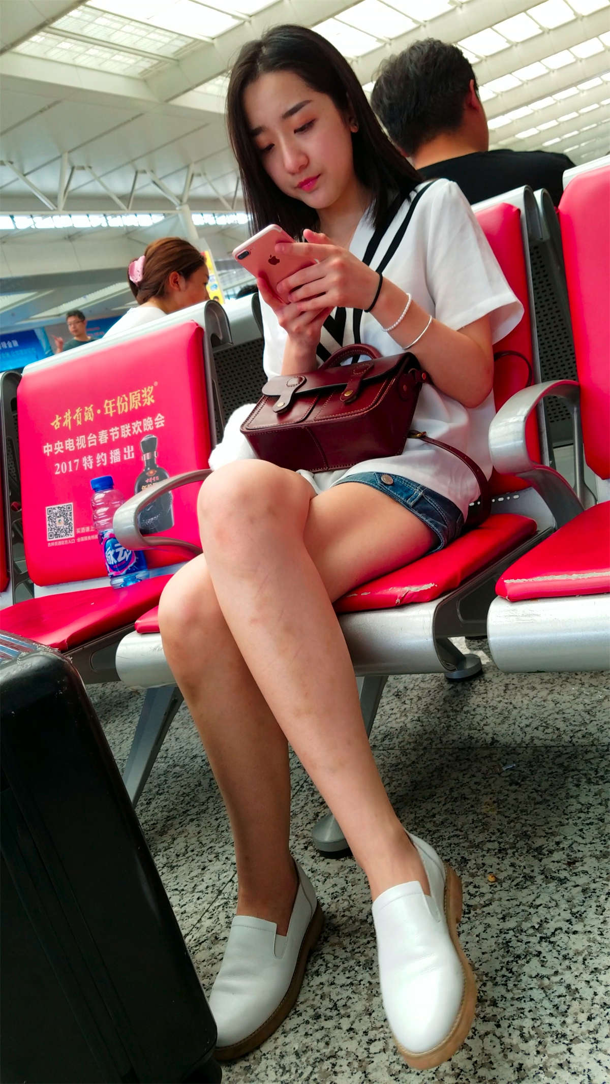 [4K高清视频]长发白色衬衫热裤极品美女-日更街拍