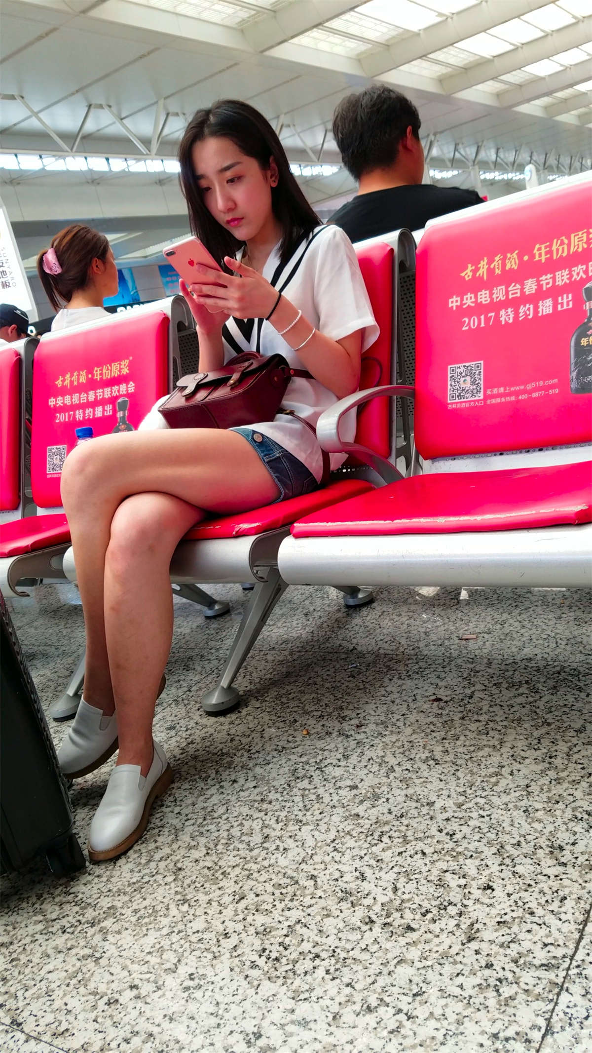 图片[2]-[4K高清视频]长发白色衬衫热裤极品美女-日更街拍