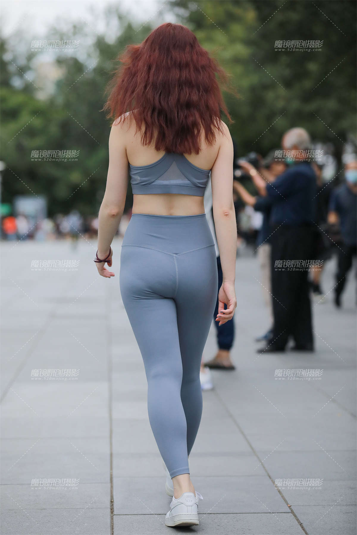 【玻璃街拍】蓝色瑜伽裤美女插图1