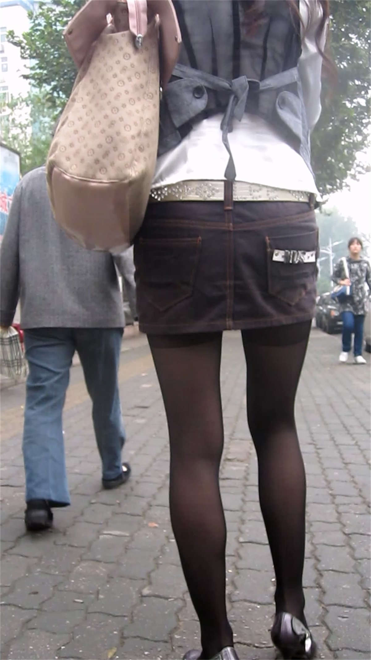 街边高技术正拍黑丝妹大腿-日更街拍