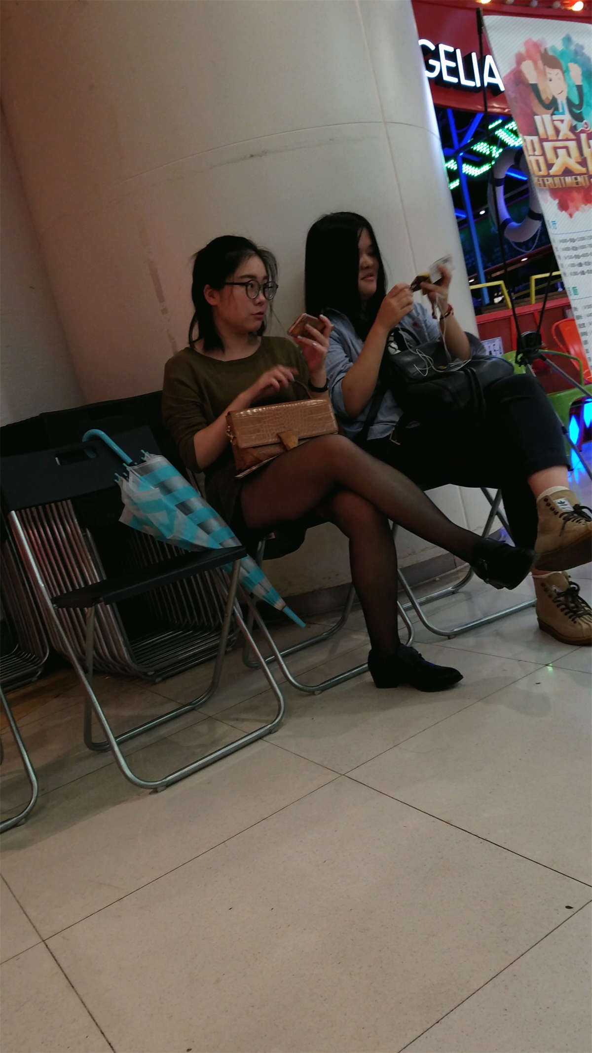 图片[2]-黑丝黑高眼镜妹-日更街拍