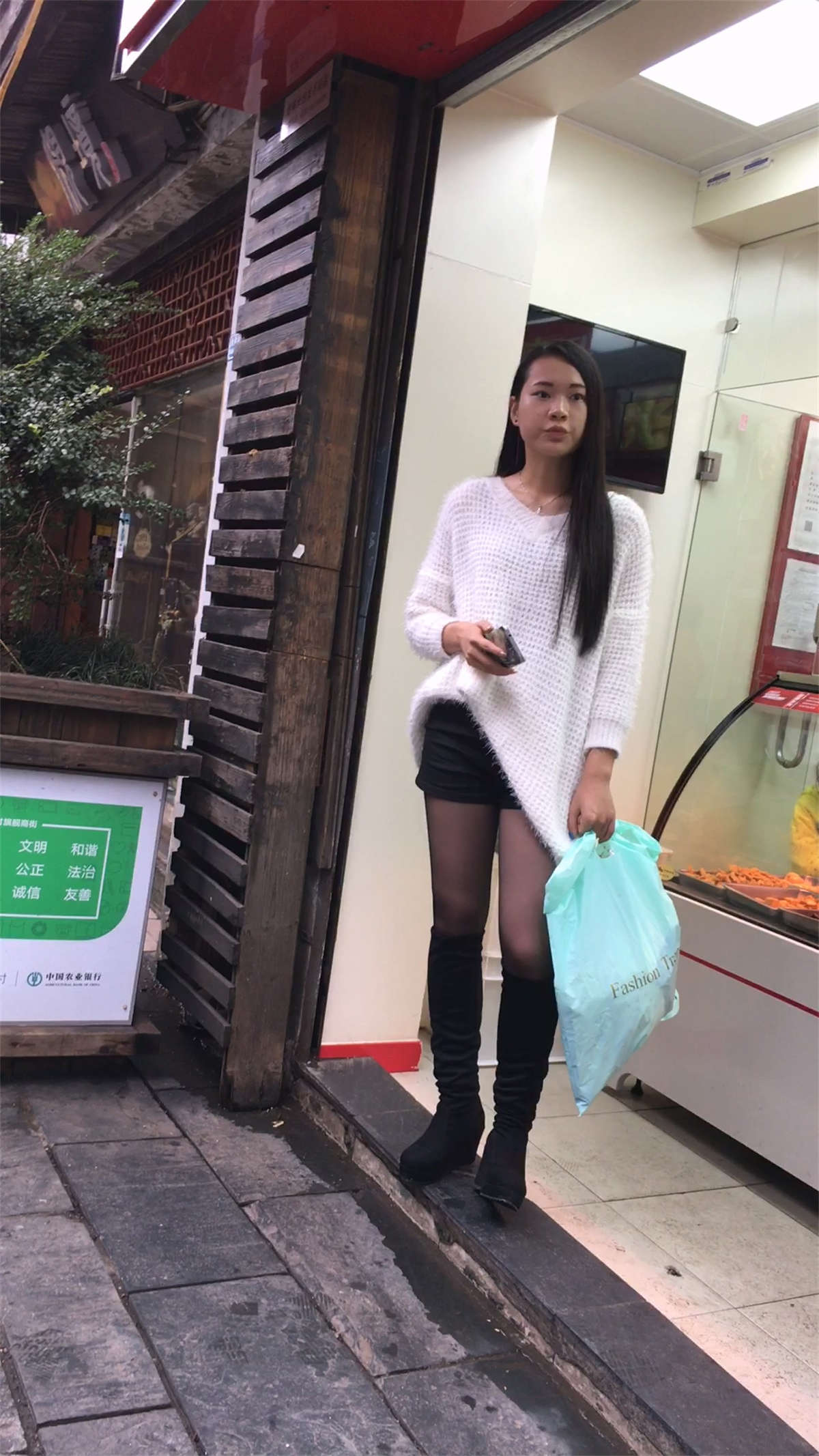 图片[2]-白色毛衣黑色紧身短裤黑色丝袜高靴长发妹子-日更街拍