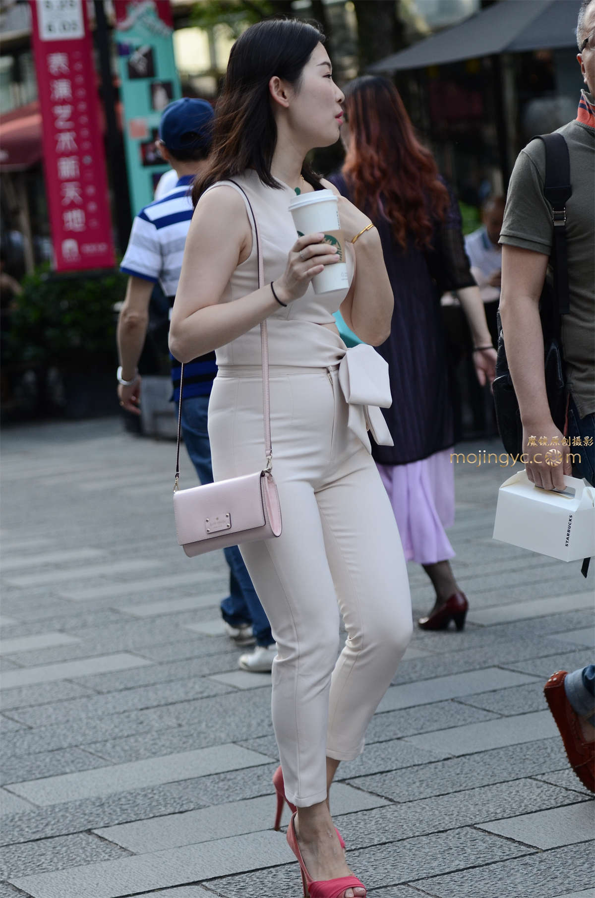 【验证街拍大赛NO.2】神摄手参赛46 粉高，紧身白裤-日更街拍