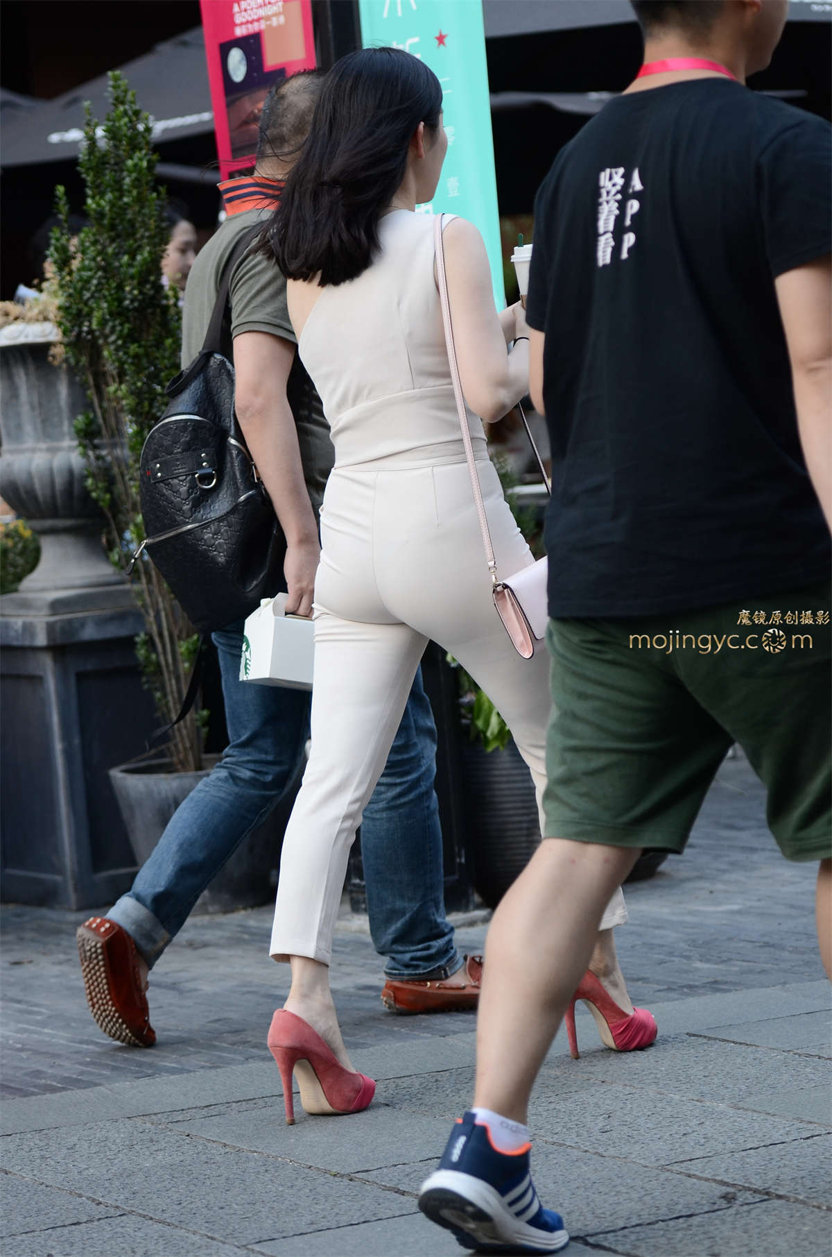 图片[2]-【验证街拍大赛NO.2】神摄手参赛46 粉高，紧身白裤-日更街拍