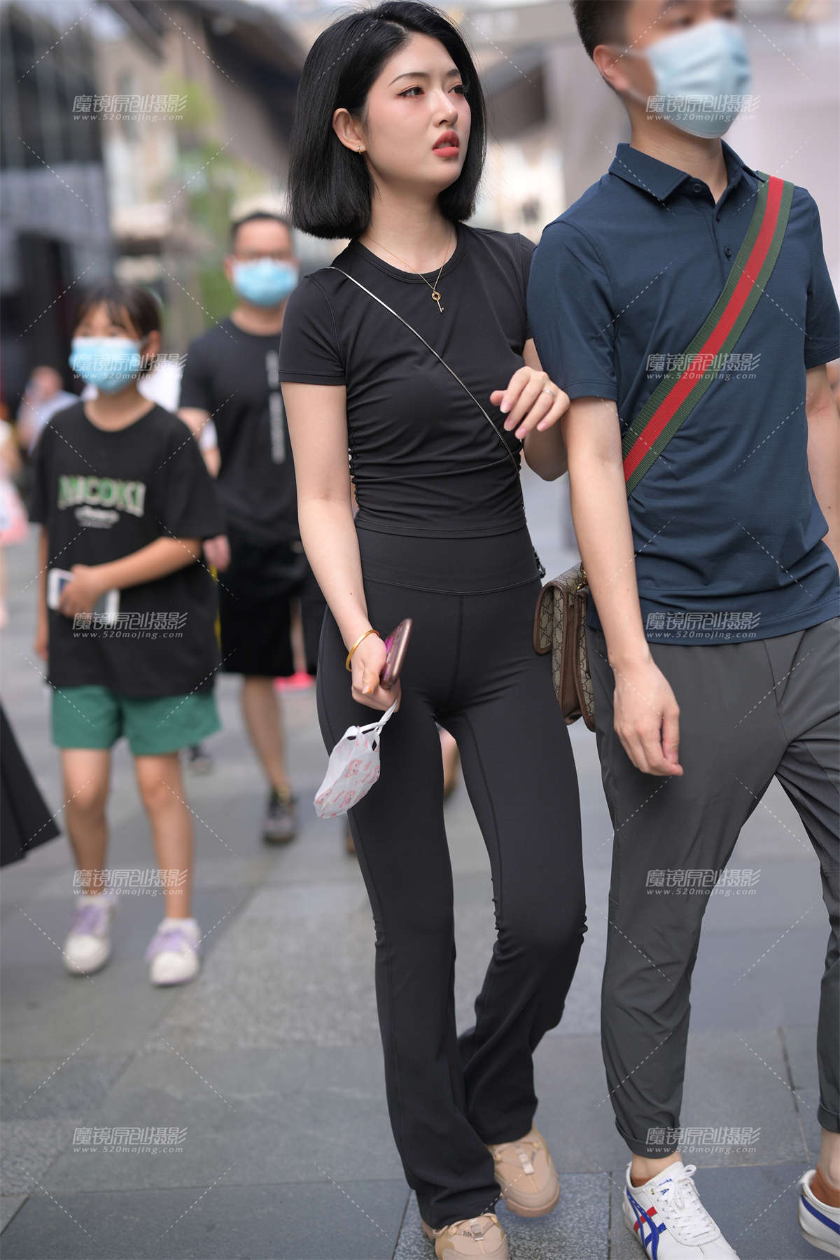 黑色紧身裤美女-日更街拍