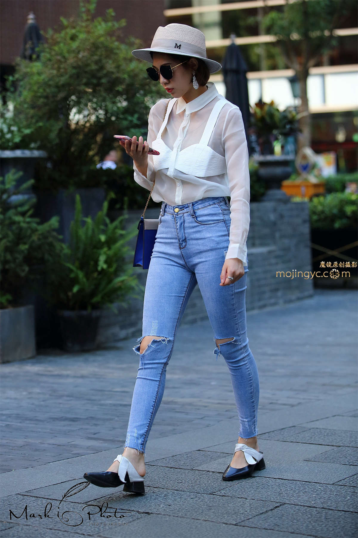 戴墨镜的白衣紧身牛仔裤-日更街拍