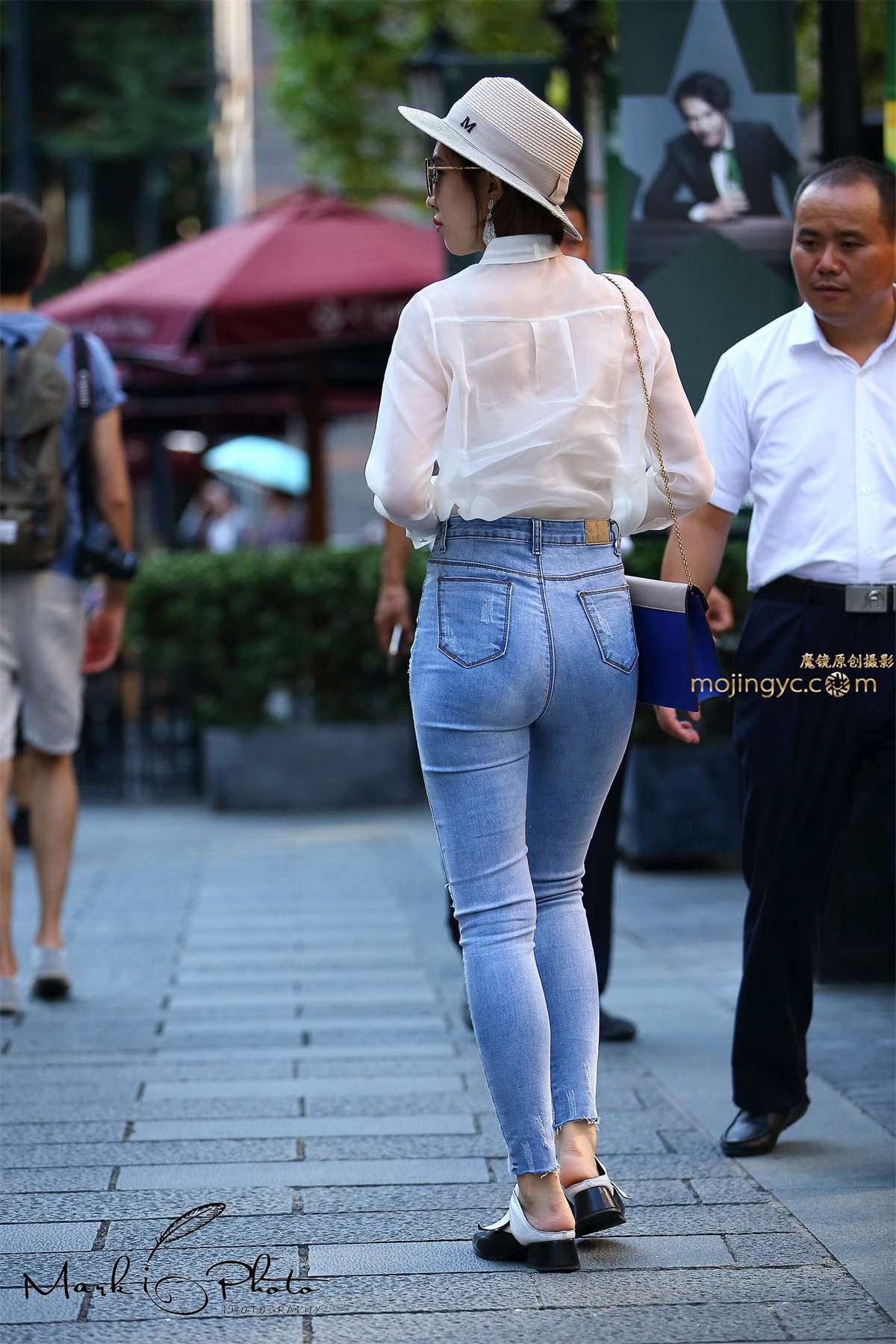 图片[2]-戴墨镜的白衣紧身牛仔裤-日更街拍